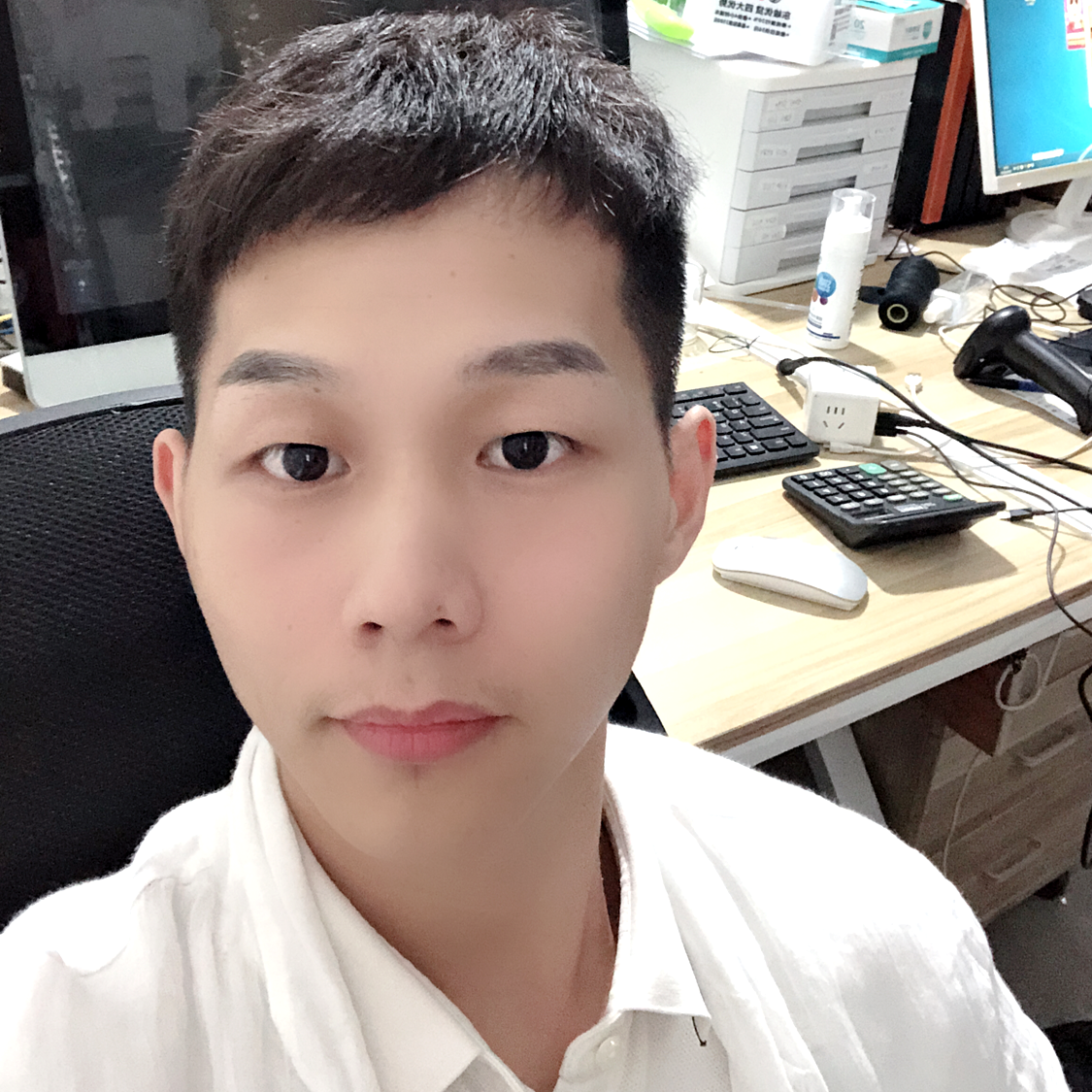 跳跃回首小蘑菇的照片