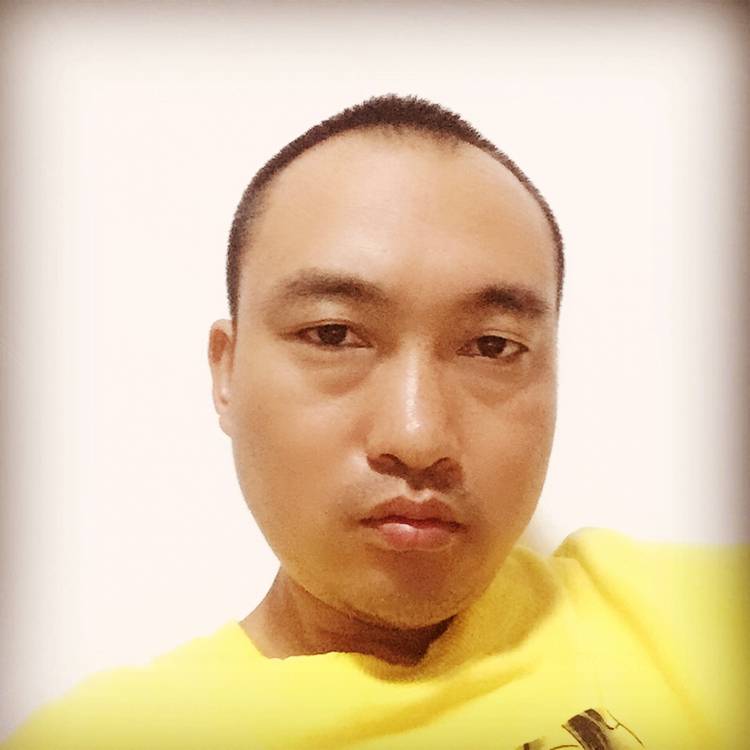 服饰向腼腆的照片
