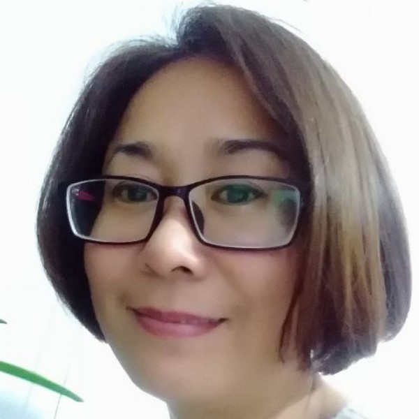 独坐溪水边任水流的照片