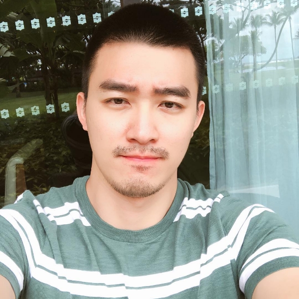 小伙回首我们的的照片
