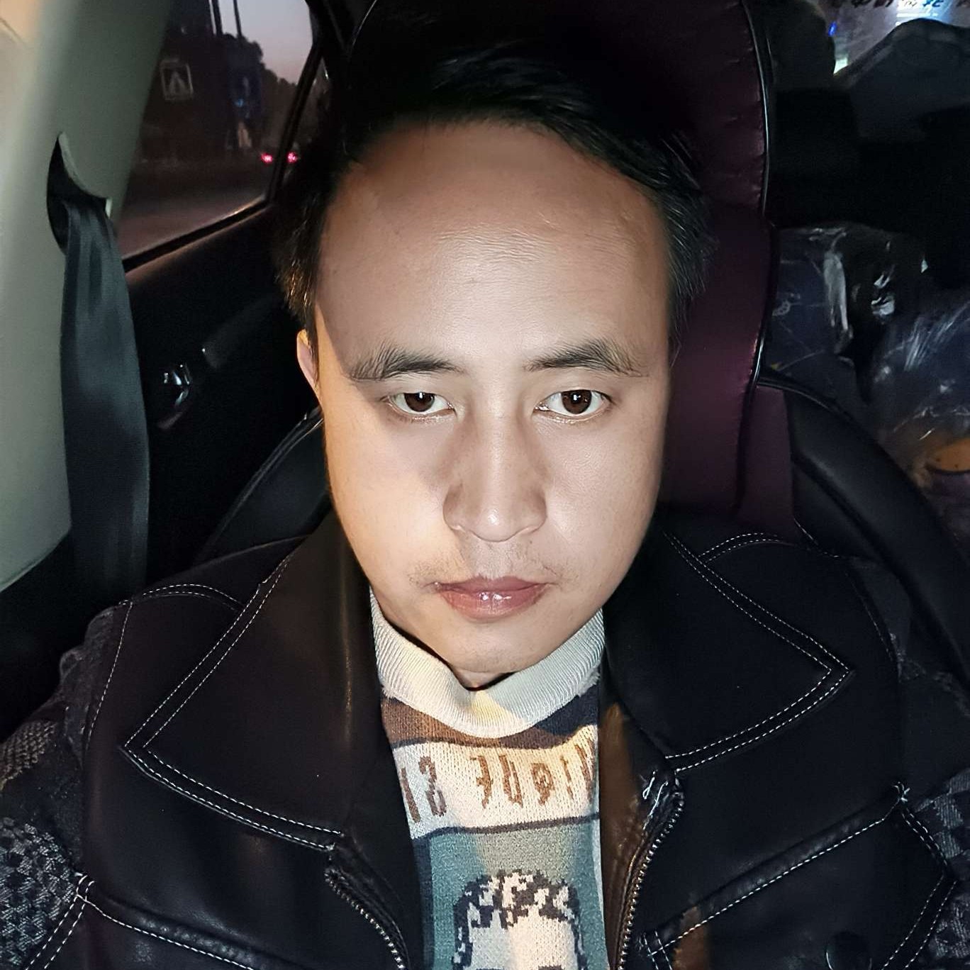 阔达深拥黑米的照片