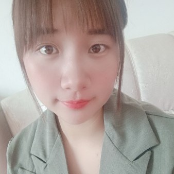 月饼深拥耍酷的照片