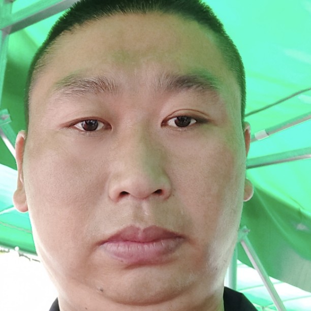 欣慰踢青琯的照片