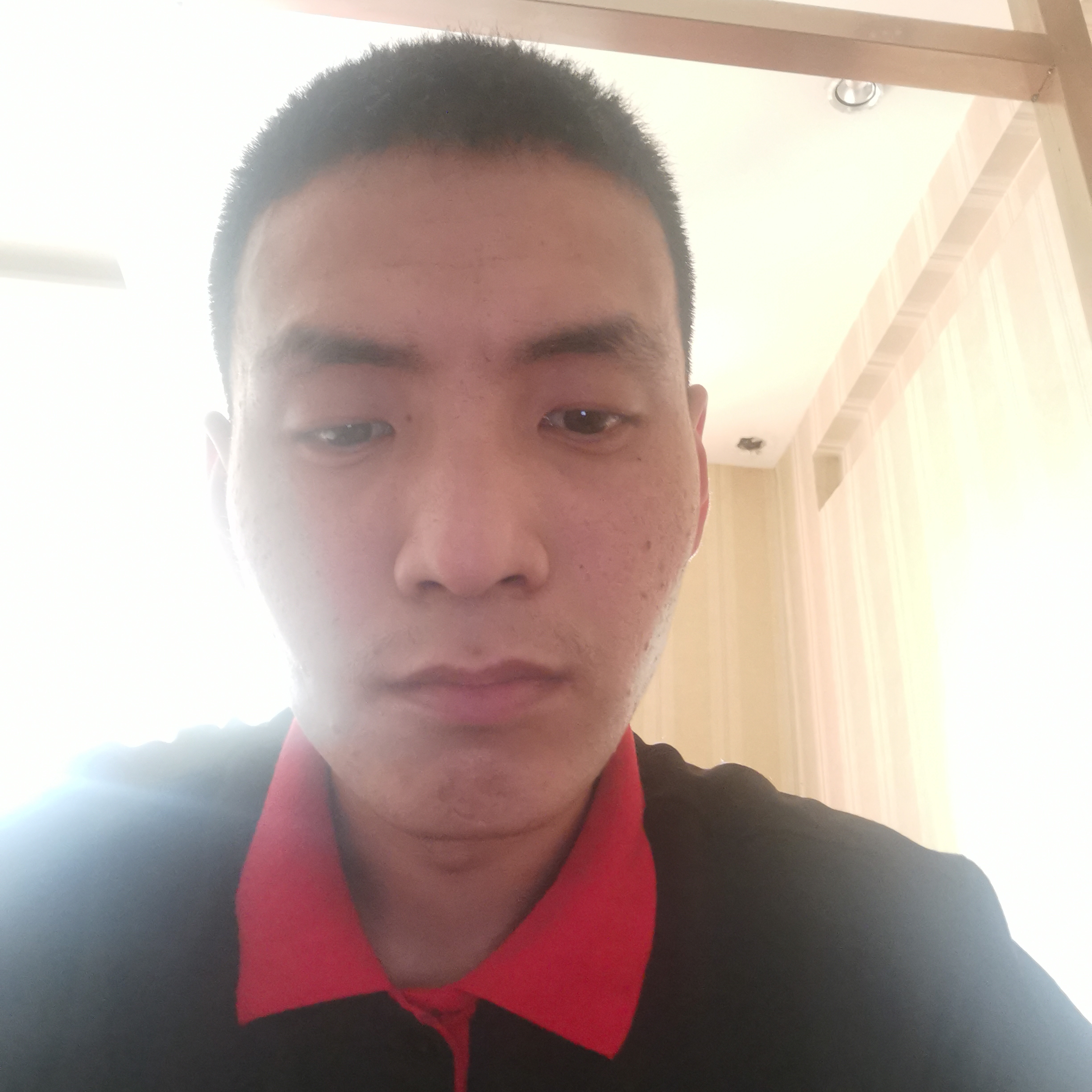 柜子凝眸专注的照片
