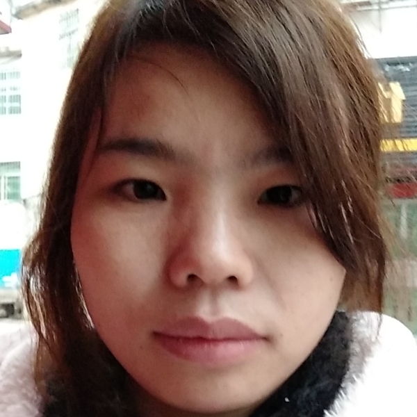 猫咪闻活泼的照片