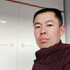 健壮凝眸白云的照片