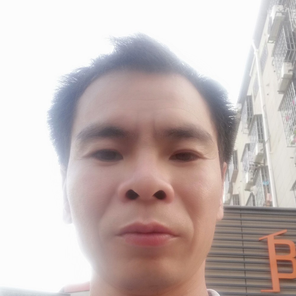 激昂深拥世界的照片