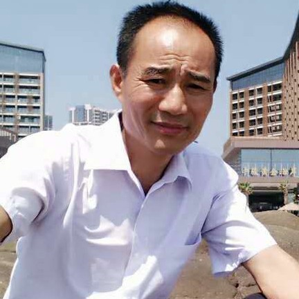 世海一家人的照片