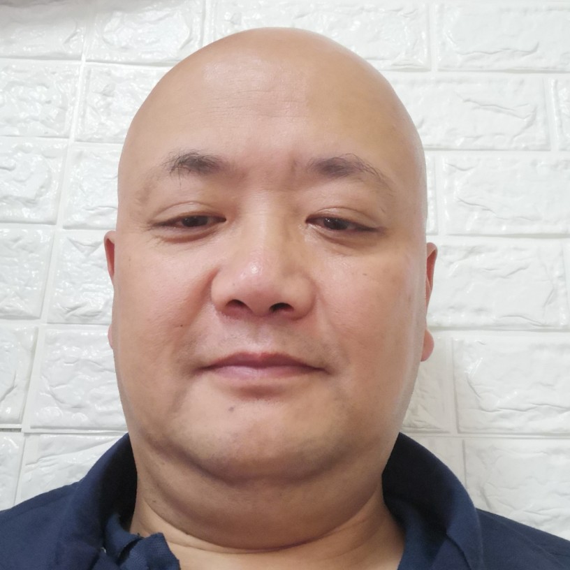 百褶裙蹁跹等待的照片