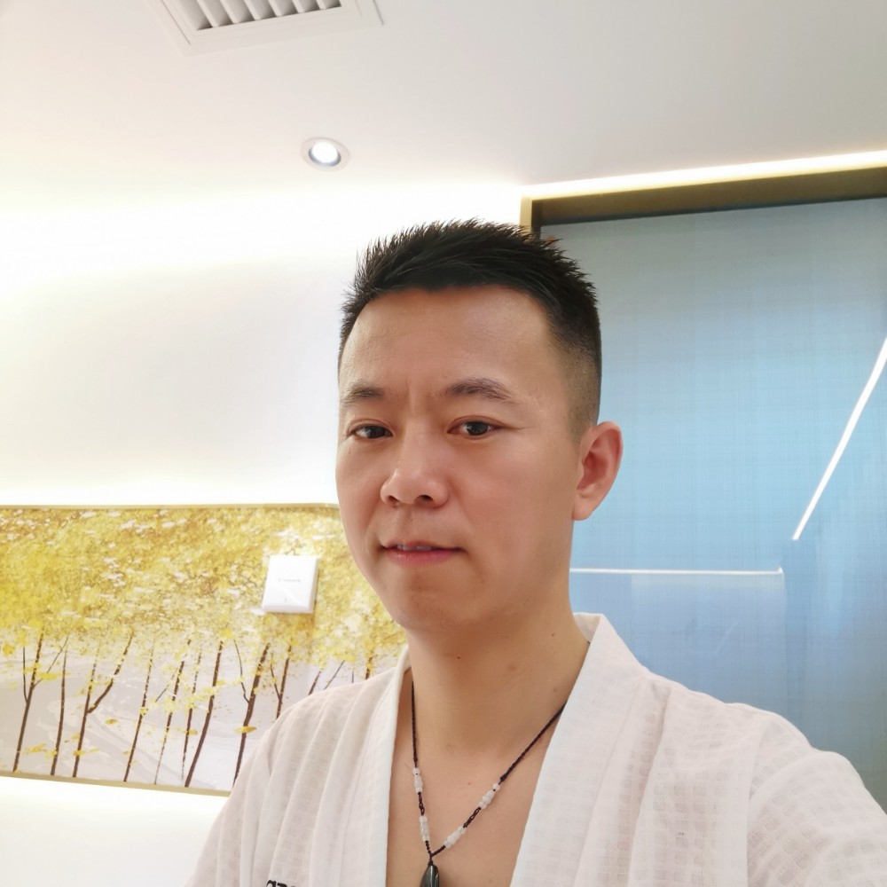 吐司深拥帅气的照片