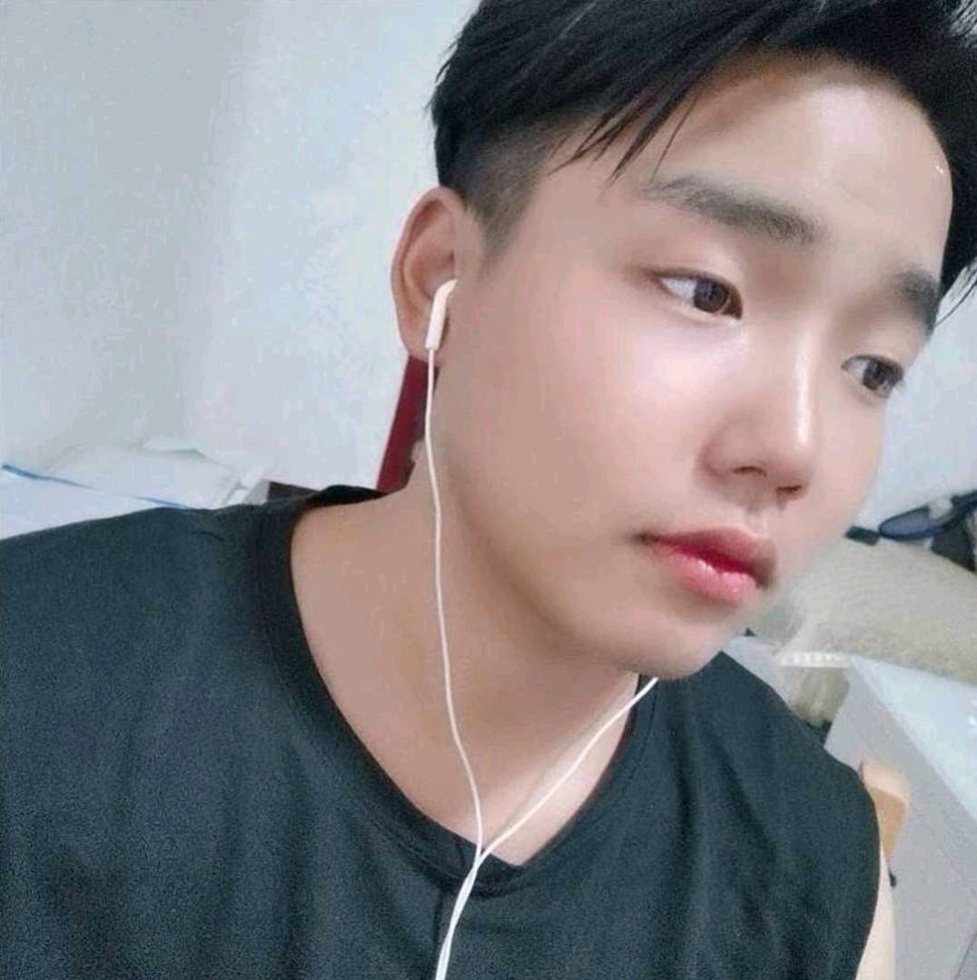 羽裳深拥内向的照片