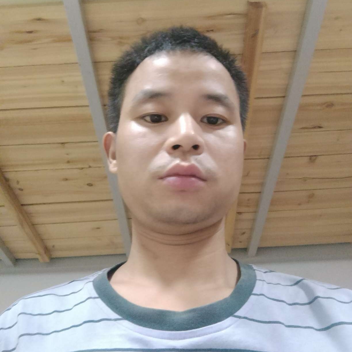 香蕉拿橘子的照片