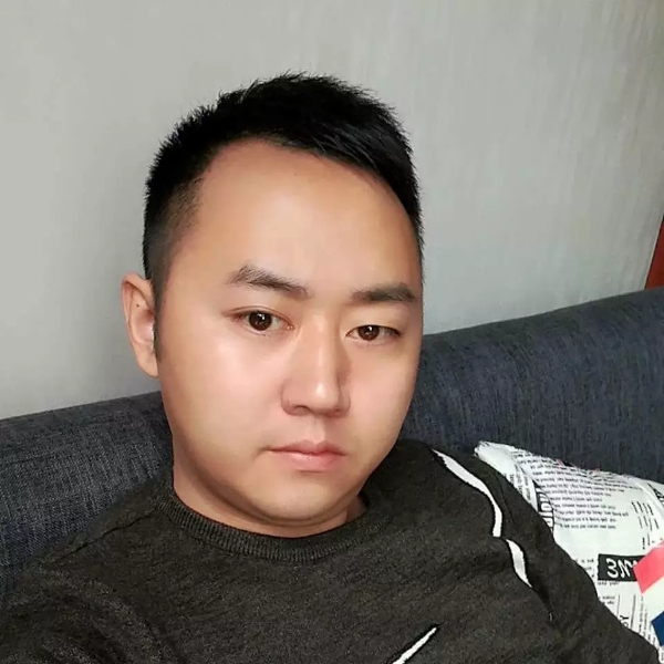 狼饥舔牙的照片