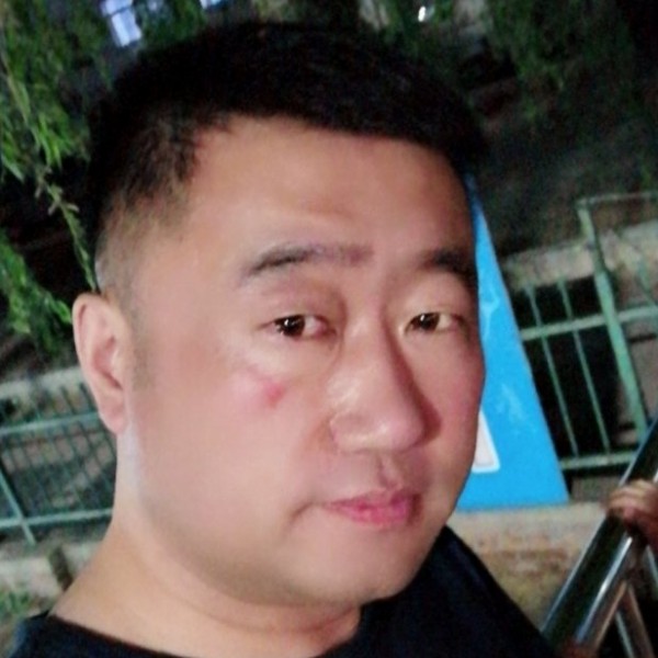 大方拿暖阳的照片