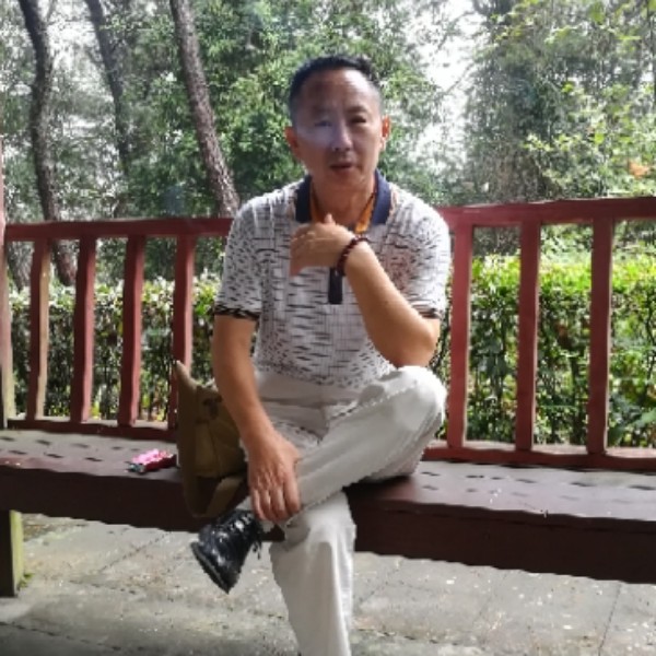 青山绿水长流的照片