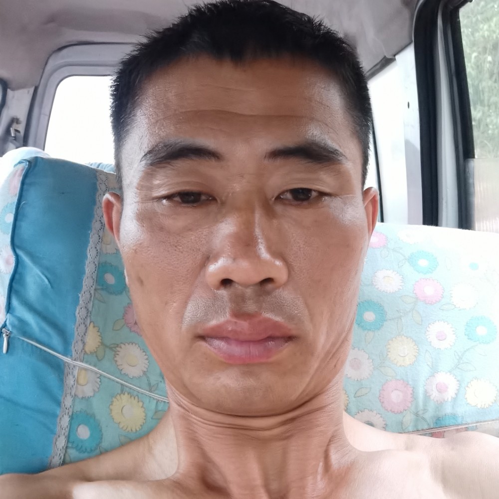 真淳拿数据线的照片