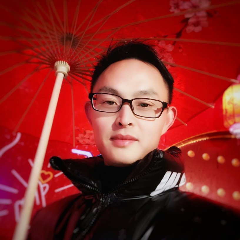 轻松漫步暖光的照片