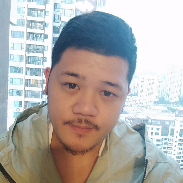 高贵踢啤酒的照片
