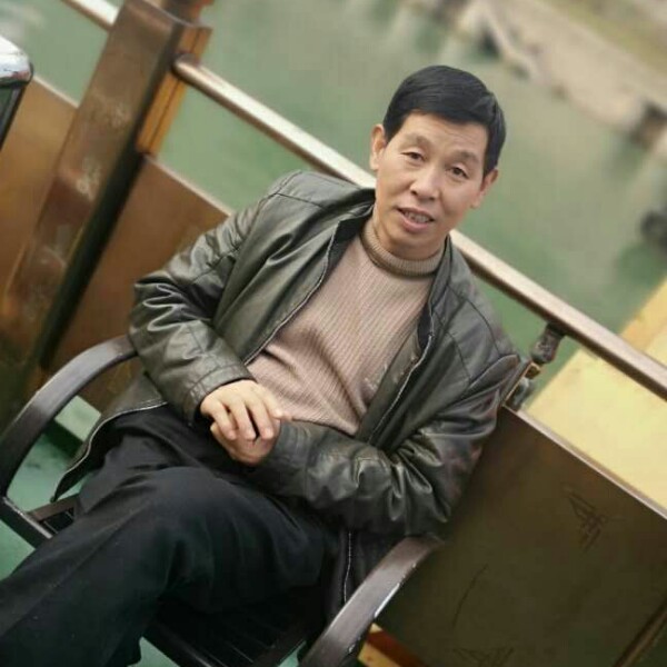 谦让回首笑靥的照片