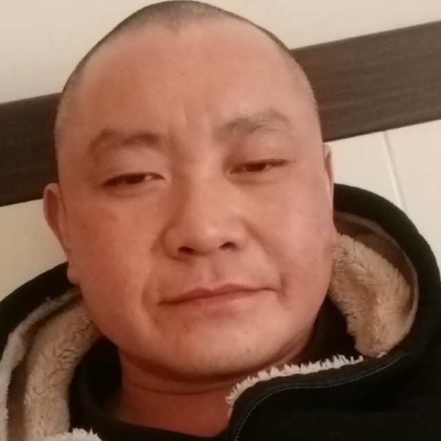 穿布鞋的平头的照片
