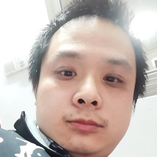 抬头45℃仰望的照片