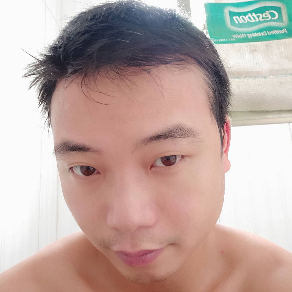 性格中和的美男子的照片
