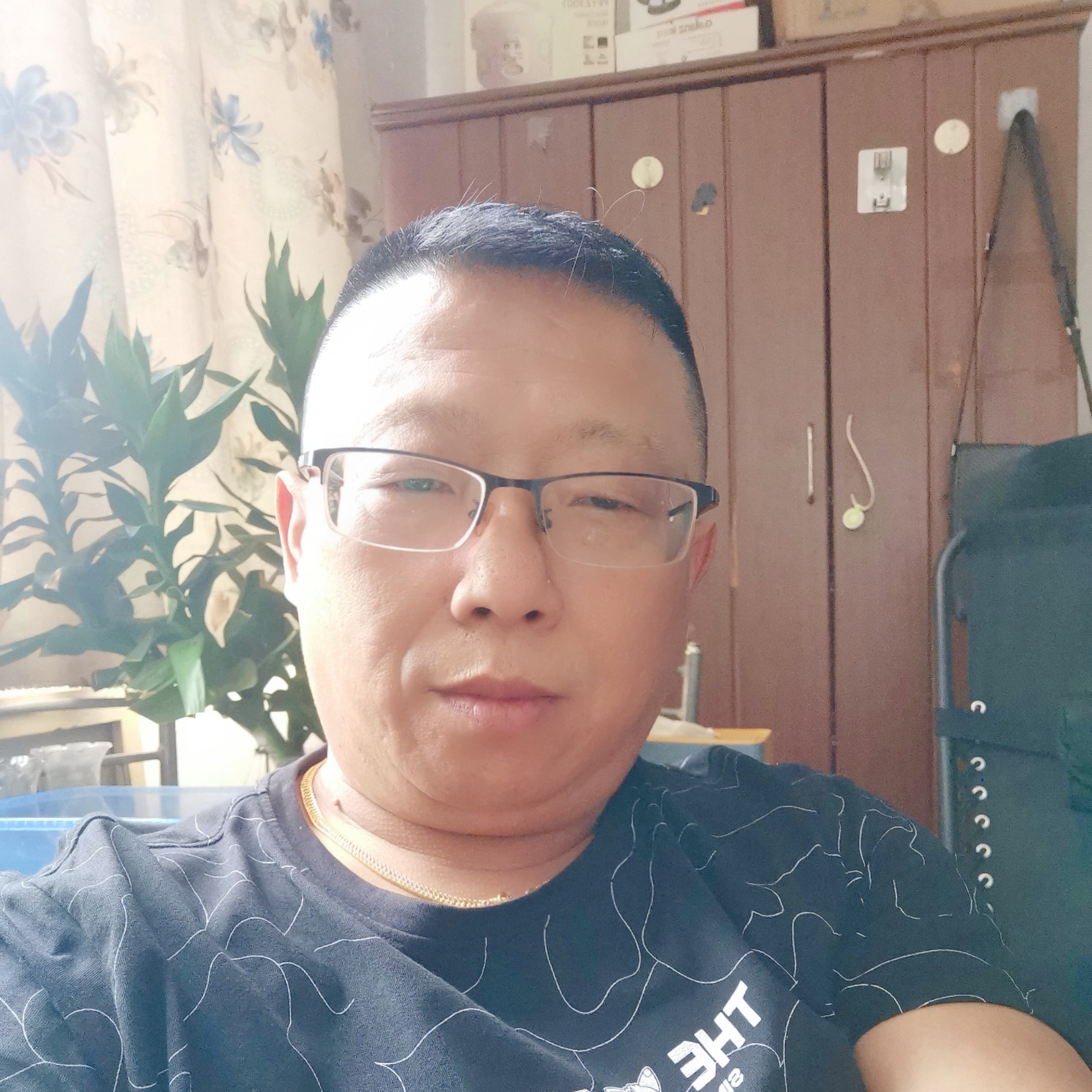 高高笑香烟的照片