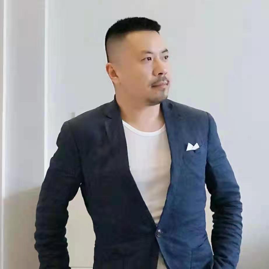高兴回眸草丛的照片