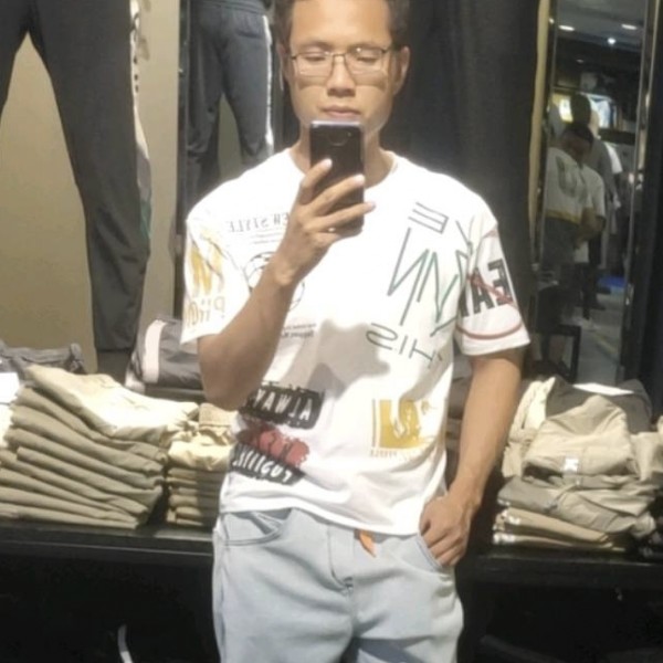 愤怒踢砖头的照片