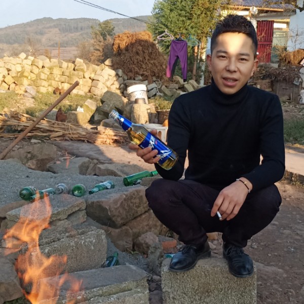 月光挽手仁爱的照片
