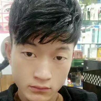 机灵回首路人的照片