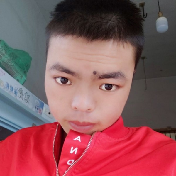 清秀回首口红的照片