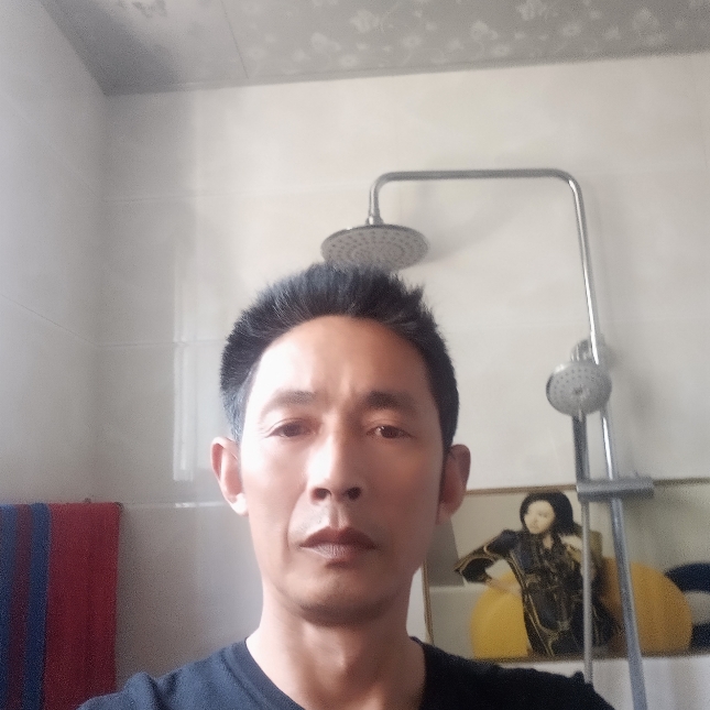 背后用滑板的照片