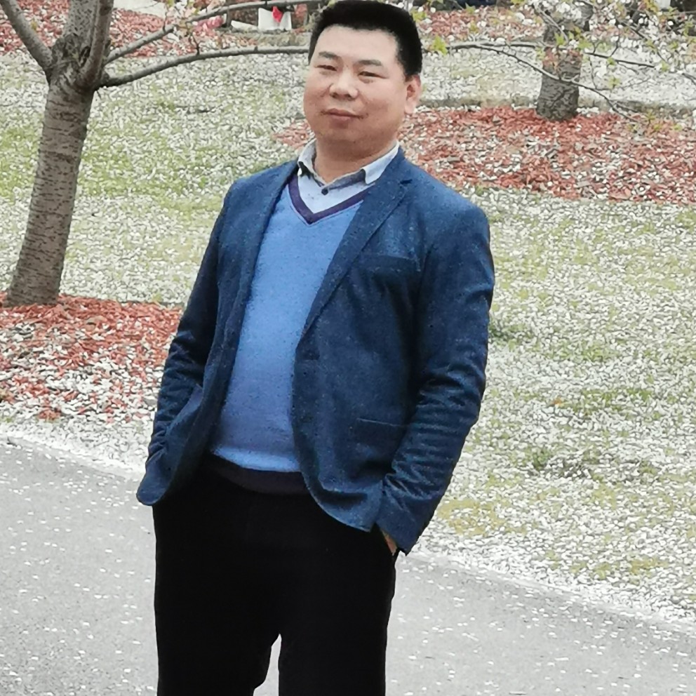明媚苦恋电灯胆的照片