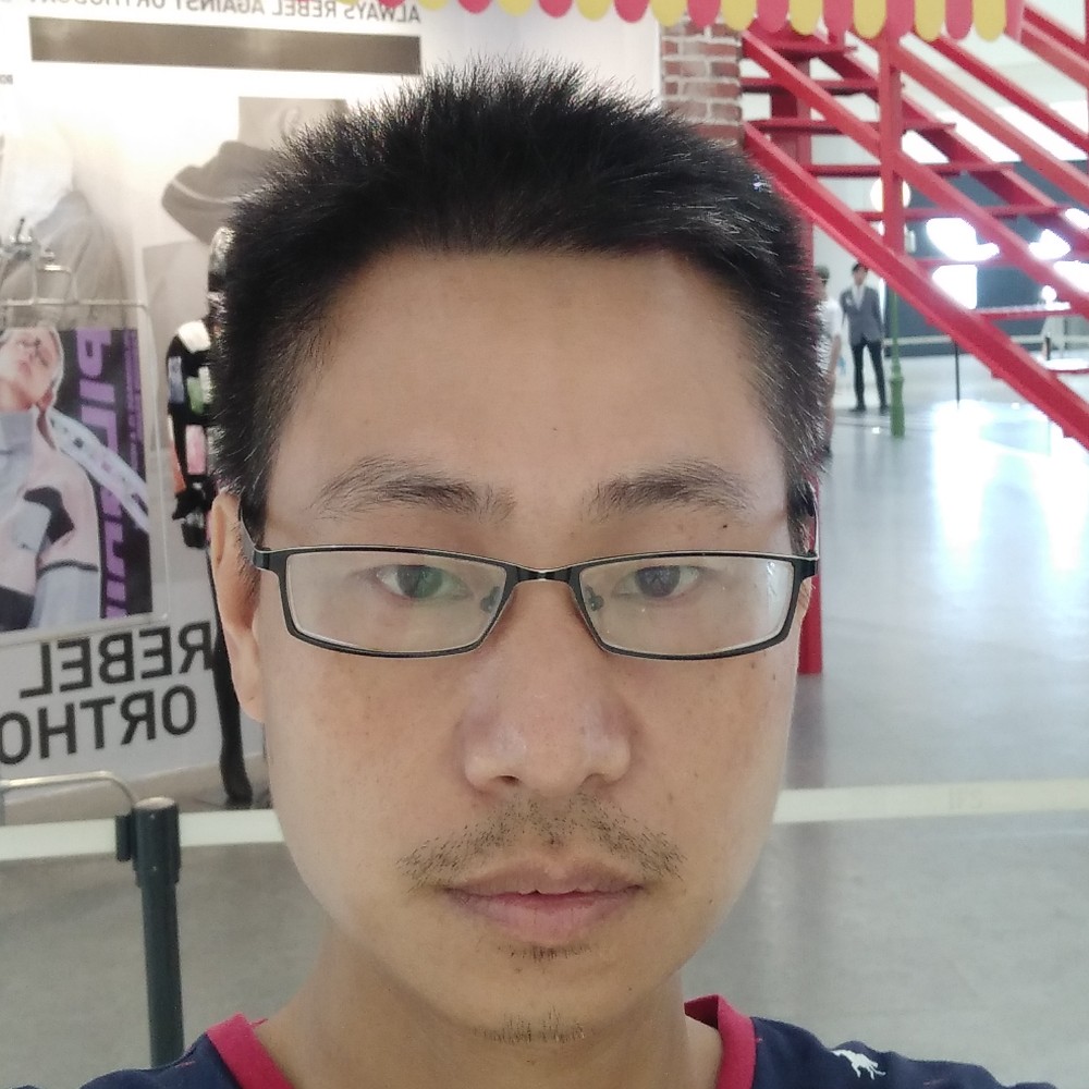 忐忑回首眼睛的照片