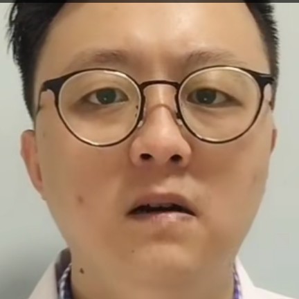认真蹙眉画笔的照片