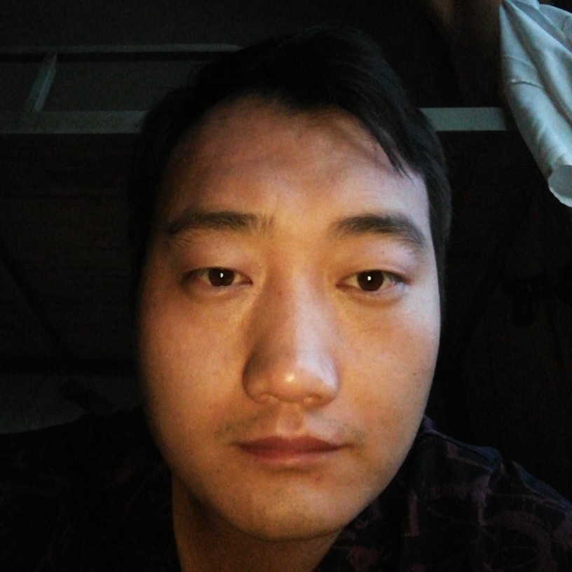 美女凝眸激昂的照片