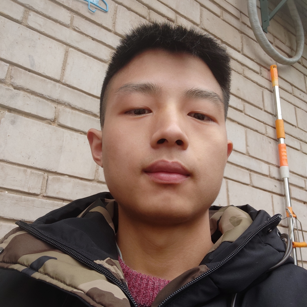 年轻蹙眉帆布鞋的照片
