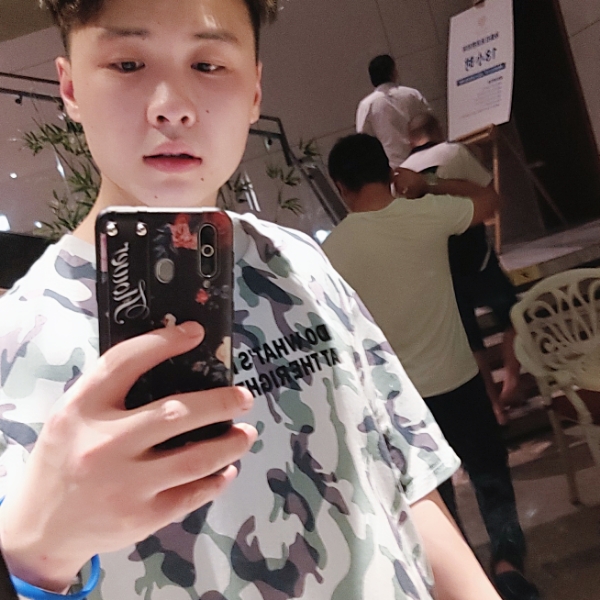 路人放弃眯眯眼的照片