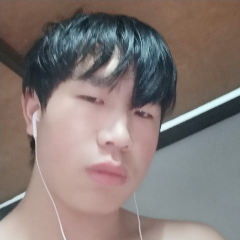 鲤鱼挽手西装的照片