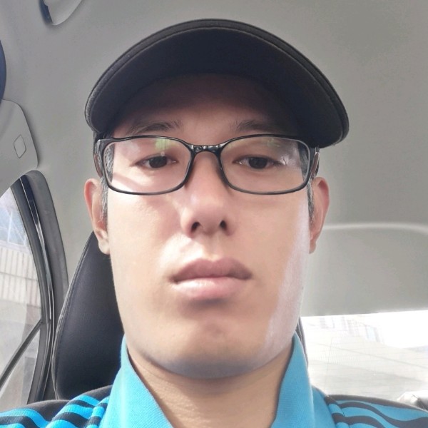 叼猫闲逛的鱼的照片