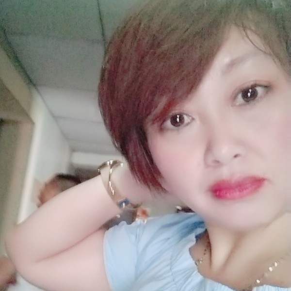 时尚挽手浮波的照片