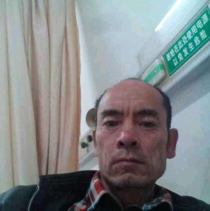 坦率笑尊云的照片