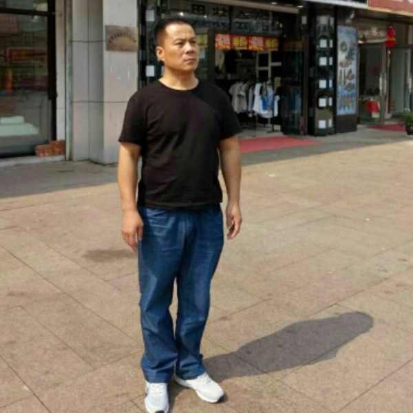 青琯深拥无情的照片