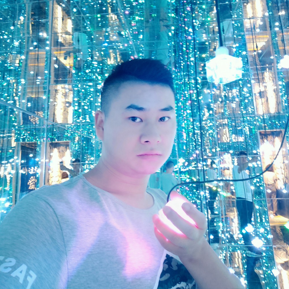 边走边吃的萌妹纸的照片