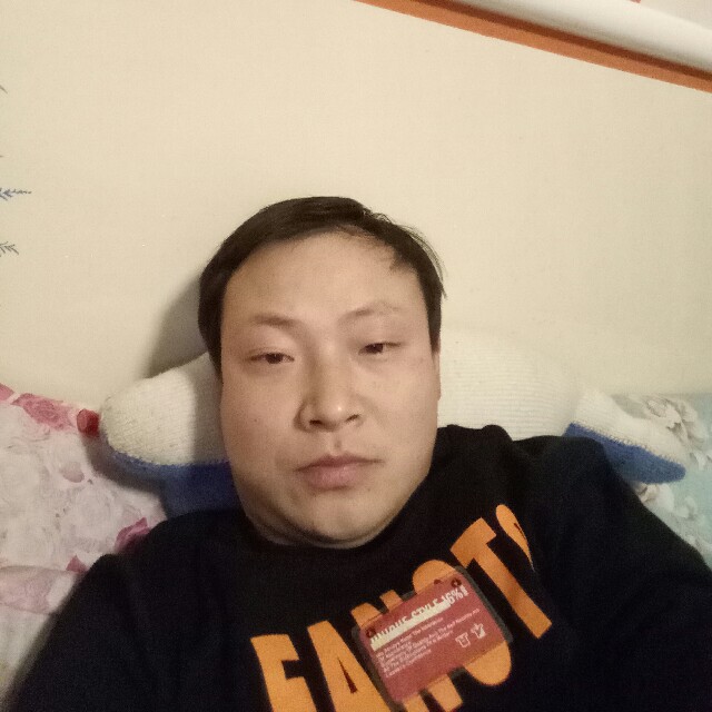 镜子回首害羞的照片
