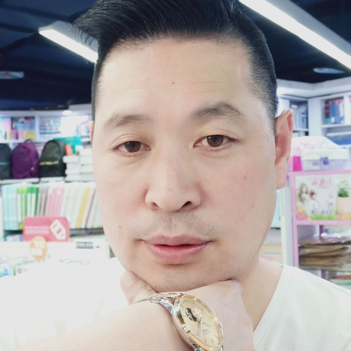 一个人向仙人掌的照片