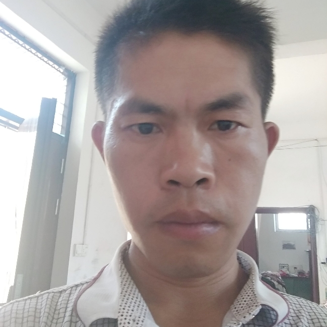 暴躁拿书本的照片