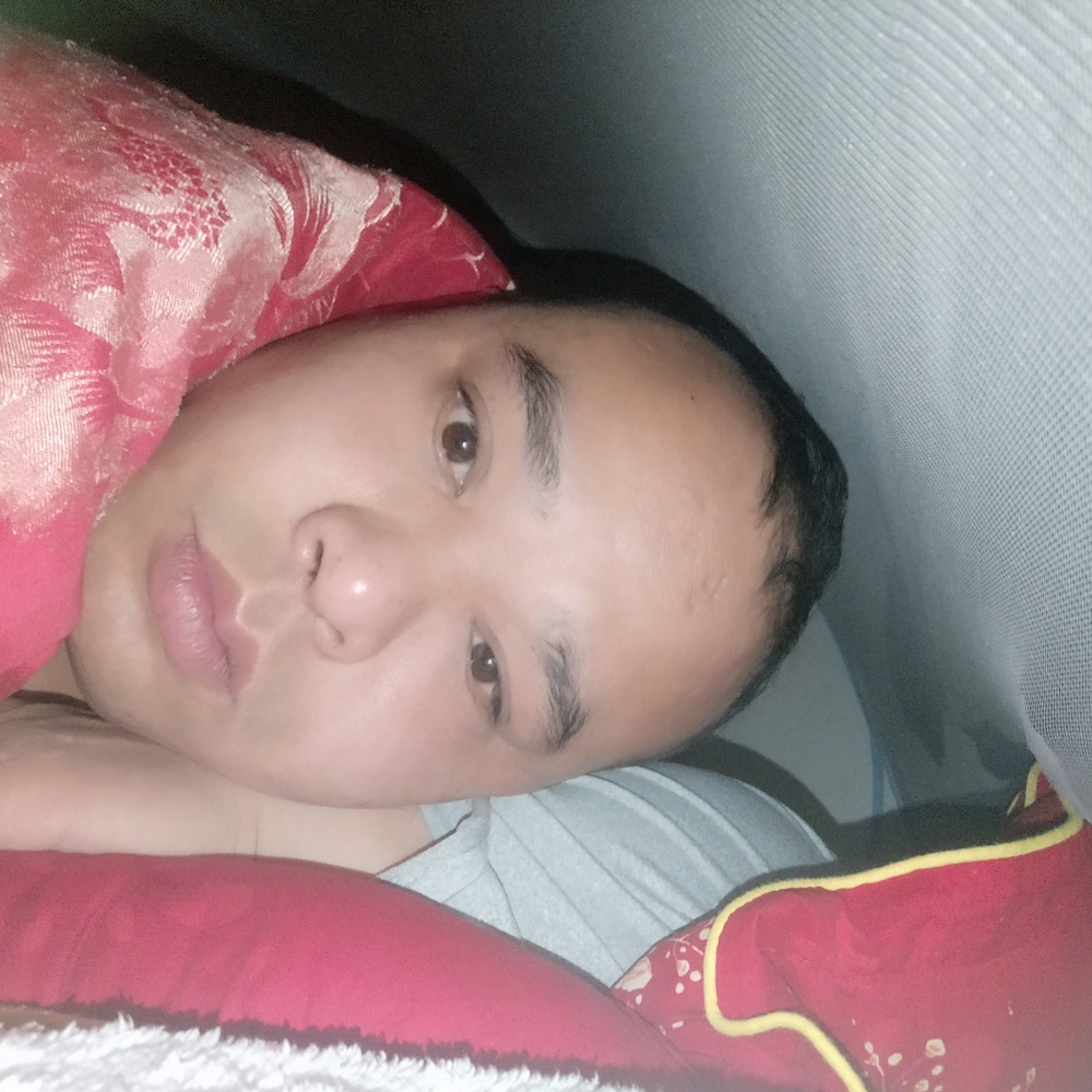 小伙回首独寂的照片