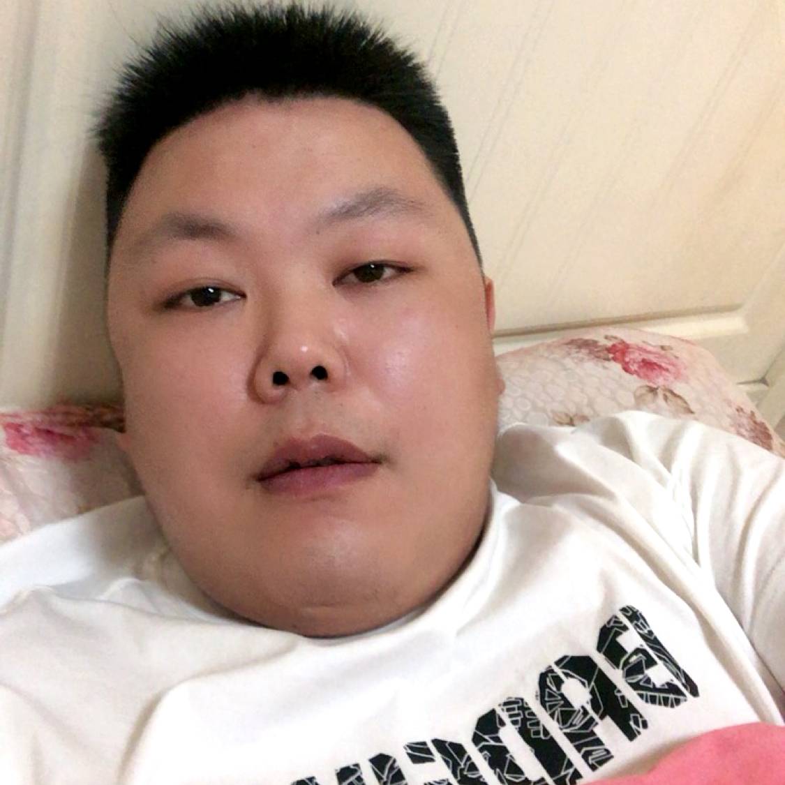 瑞雪深拥高兴的照片